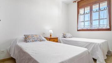 4 slaapkamers, een strijkplank/strijkijzer, internet, beddengoed