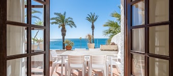 House in front of the sea with pool 170m beach
