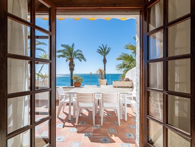 House in front of the sea with pool 170m beach