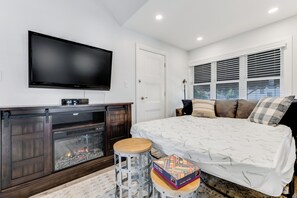 2 bedrooms, desk, iron/ironing board, free WiFi - Executive One-Bedroom Upper Unit (Windsor)