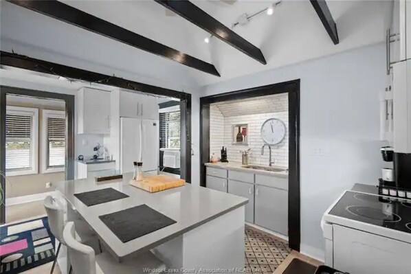 Réfrigérateur, micro-ondes, four, plaque de cuisson