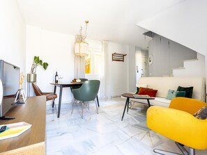 TV - The wall of Sevilla duplex (Sevilla)