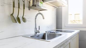 Refrigerador, microondas, horno, cafetera/tetera