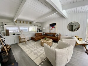 تلفزيون ذكي، مدفأة، كُتُب، ستير�يو