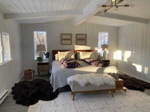 5 عدّة غرف نوم ومكتب ومكواة/لوح كي وملاءات أسرّة