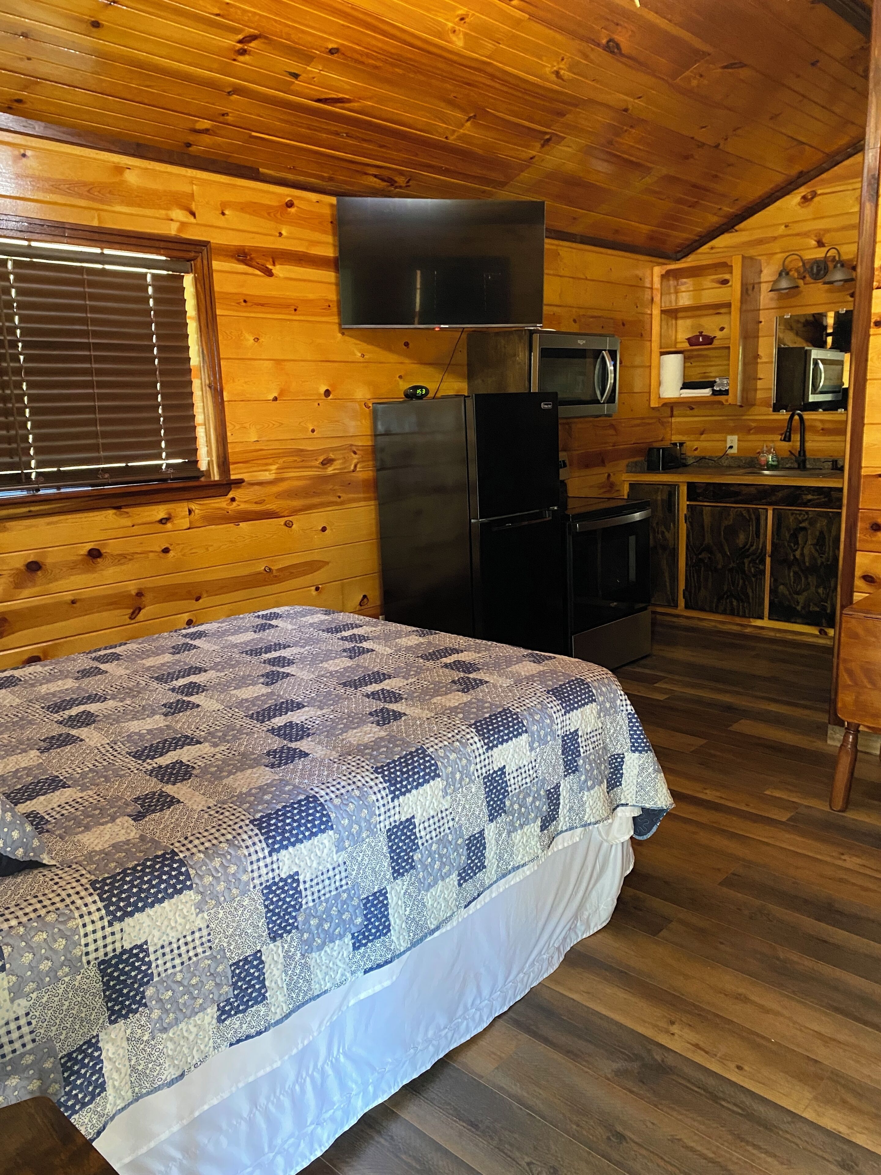 Lone Oak-Sm Cozy 2 person cabin on a hill 24mi North of Hochatown in Battiest Ok