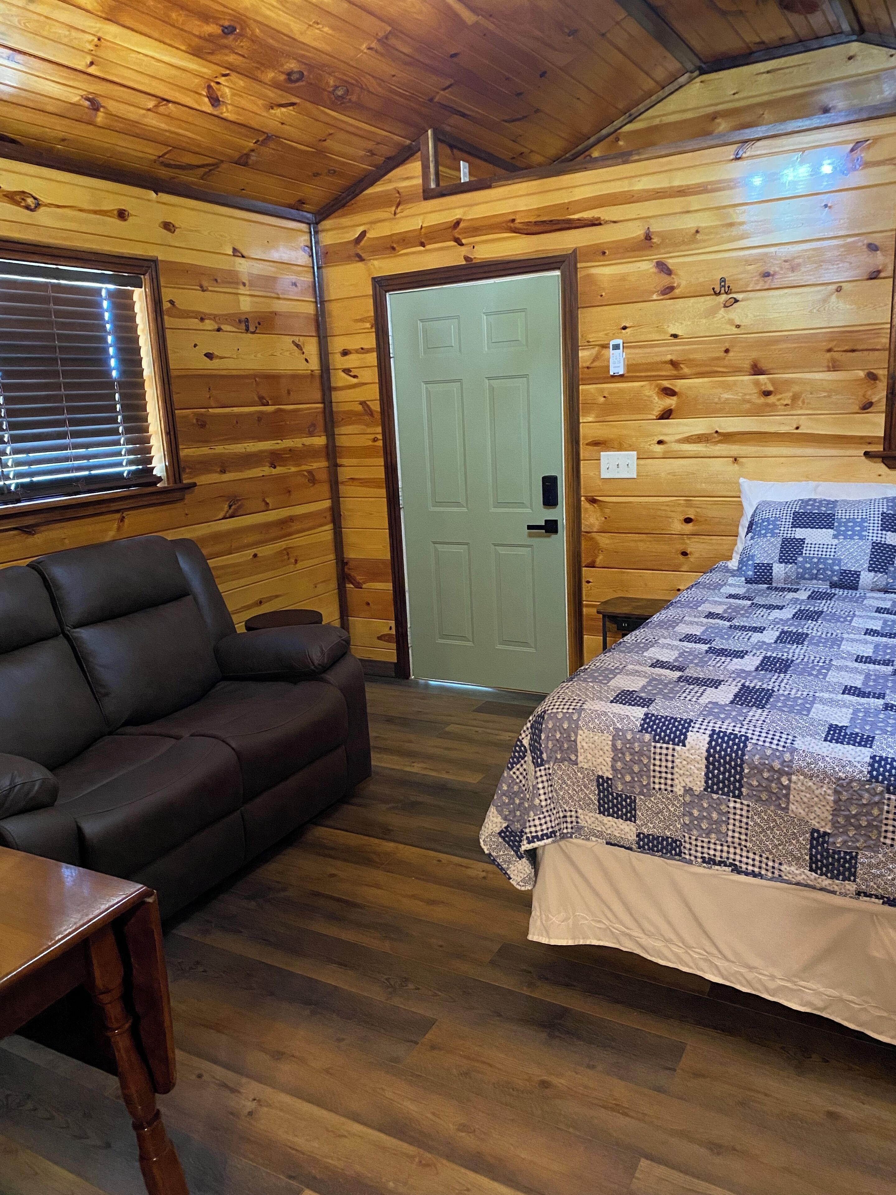 Lone Oak-Sm Cozy 2 person cabin on a hill 24mi North of Hochatown in Battiest Ok