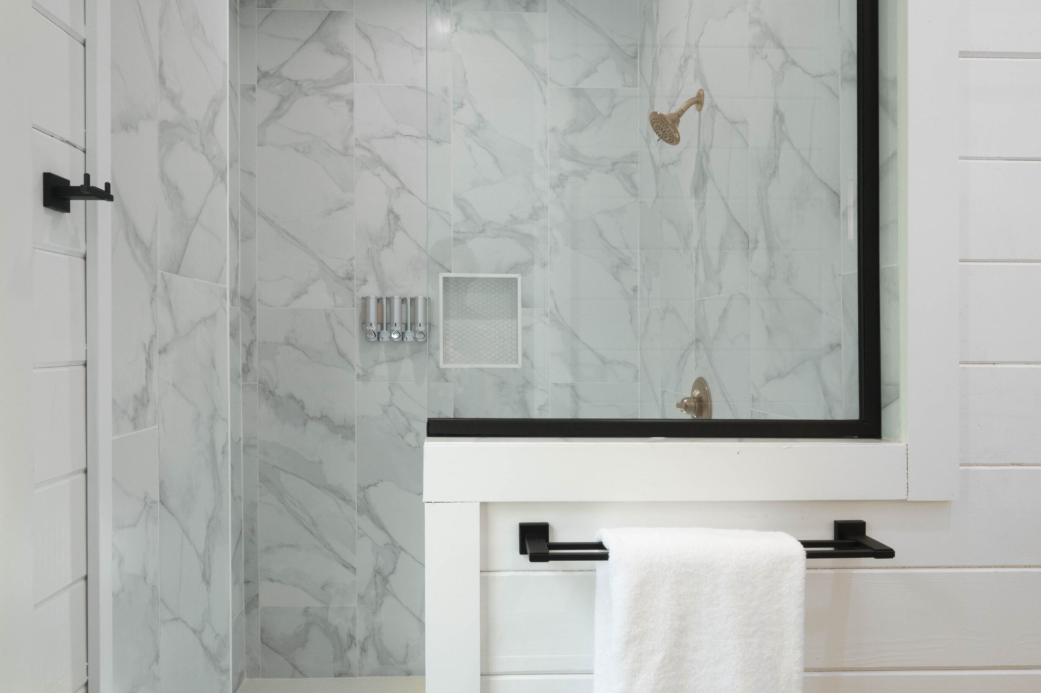 NEW Luxury Cabin with 4 Private King Bedrooms, Hear the River from the Hot Tub