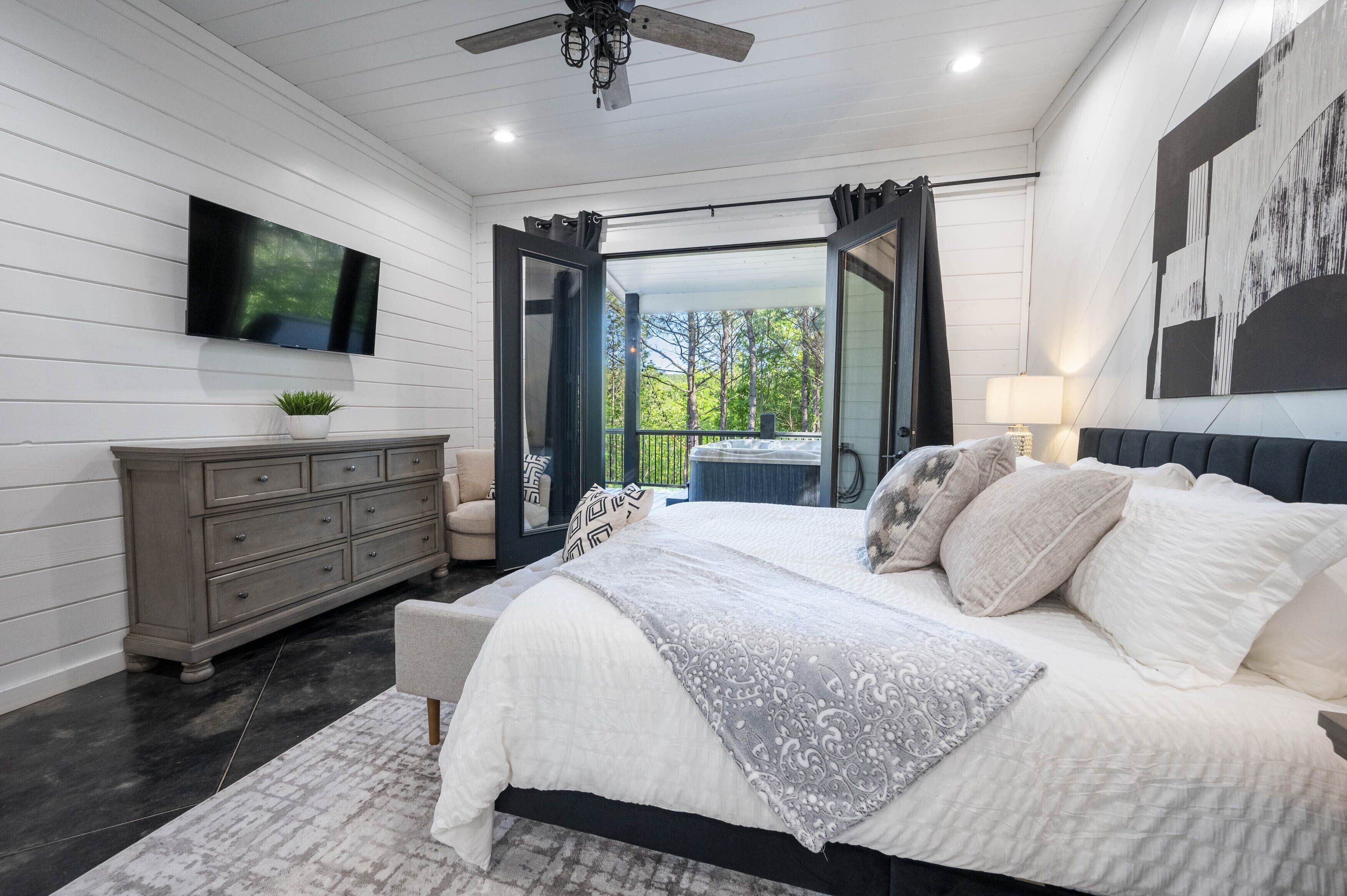 NEW Luxury Cabin with 4 Private King Bedrooms, Hear the River from the Hot Tub