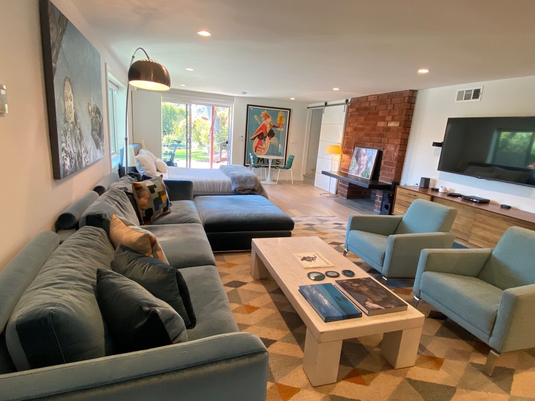 Mid Century Estate, Private Suite with Pool/Jacuzzi/Gym