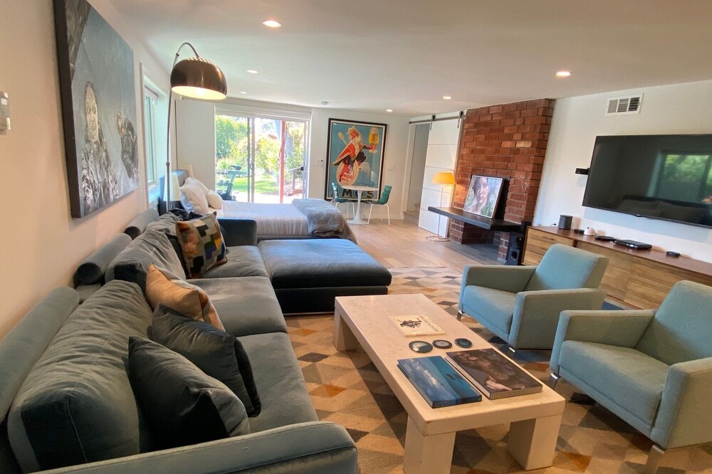 Mid Century Estate, Private Suite with Pool/Jacuzzi/Gym