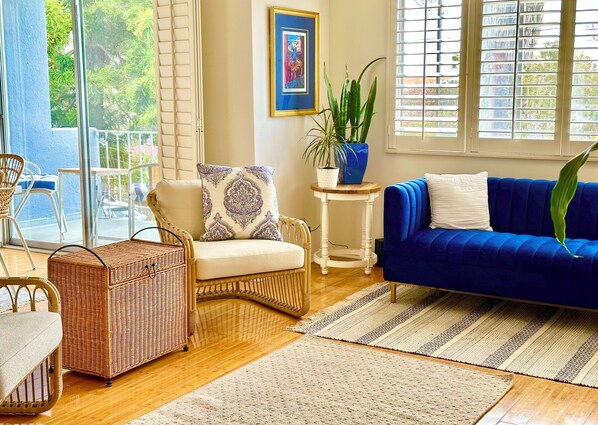 スマートテレビ、DVD プレーヤー、書庫、ミュージックライブラリ