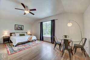 2 bedrooms, desk, iron/ironing board, free WiFi