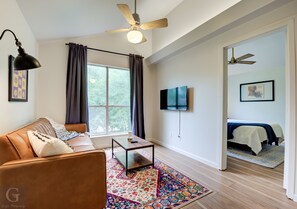 2 habitaciones, escritorio, tabla de planchar con plancha y wifi gratis 