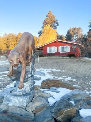 Property grounds - Bear Rock Bungalow-King Bed & 2 Twin Cots  (Custer)