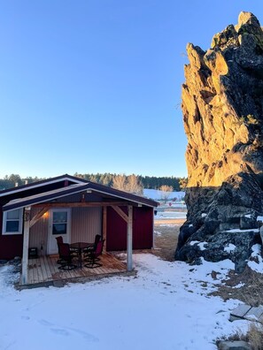 Outdoor dining - Bear Rock Bungalow-King Bed & 2 Twin Cots  (Custer)