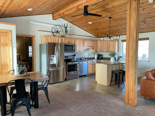 Bear Rock Bungalow-King Bed & 2 Twin Cots 