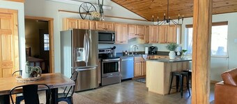 Bear Rock Bungalow-King Bed & 2 Twin Cots 