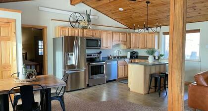 Bear Rock Bungalow-King Bed & 2 Twin Cots