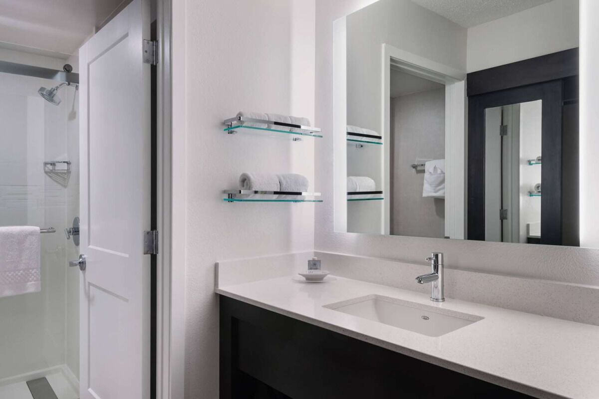 Fully-furnished Suites! Indoor Swimming Pool, Pet-friendly, Free Breakfast!