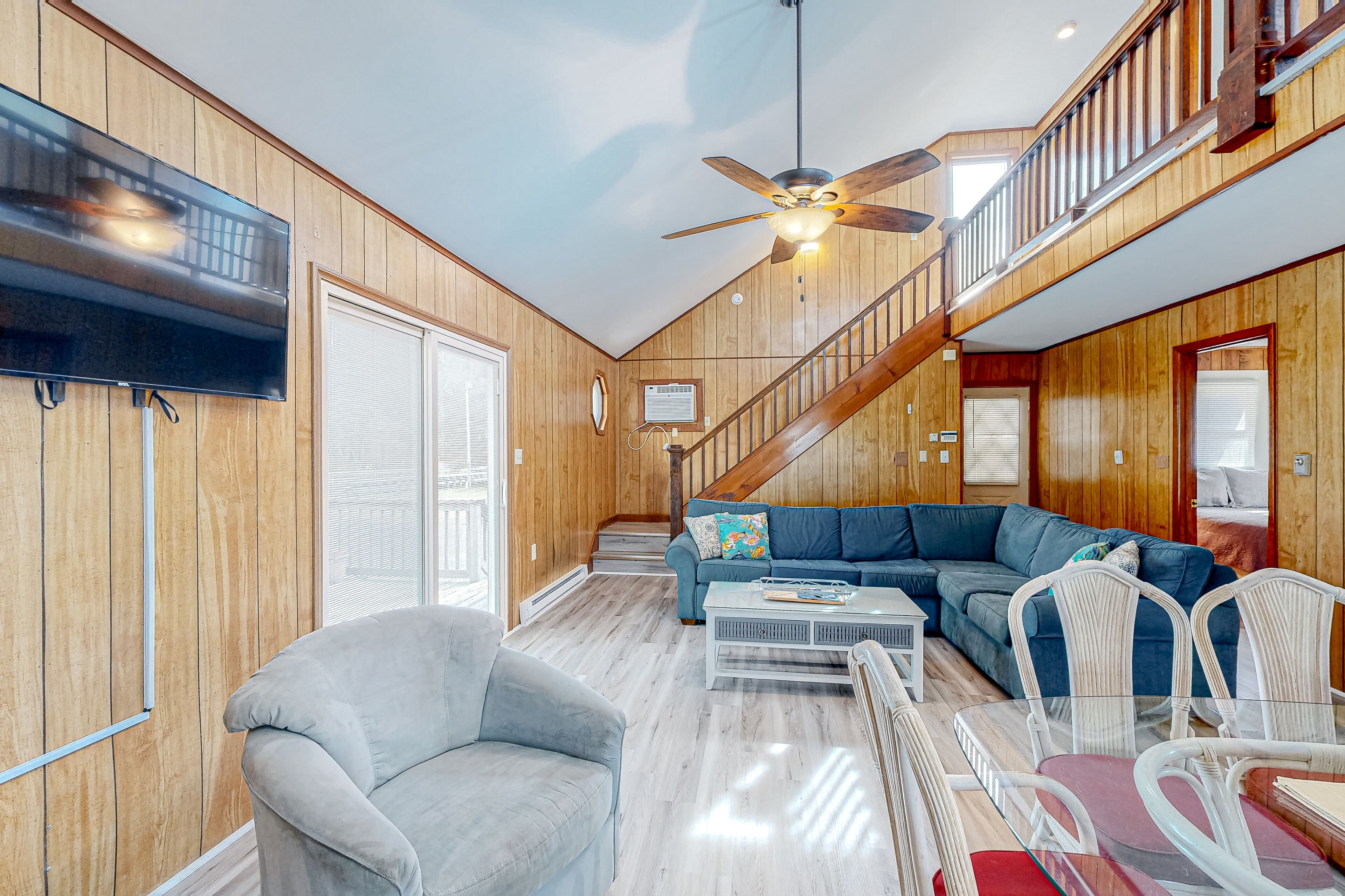 Serene stay with a large deck, wood stove, updated kitchen, washer/dryer, & AC