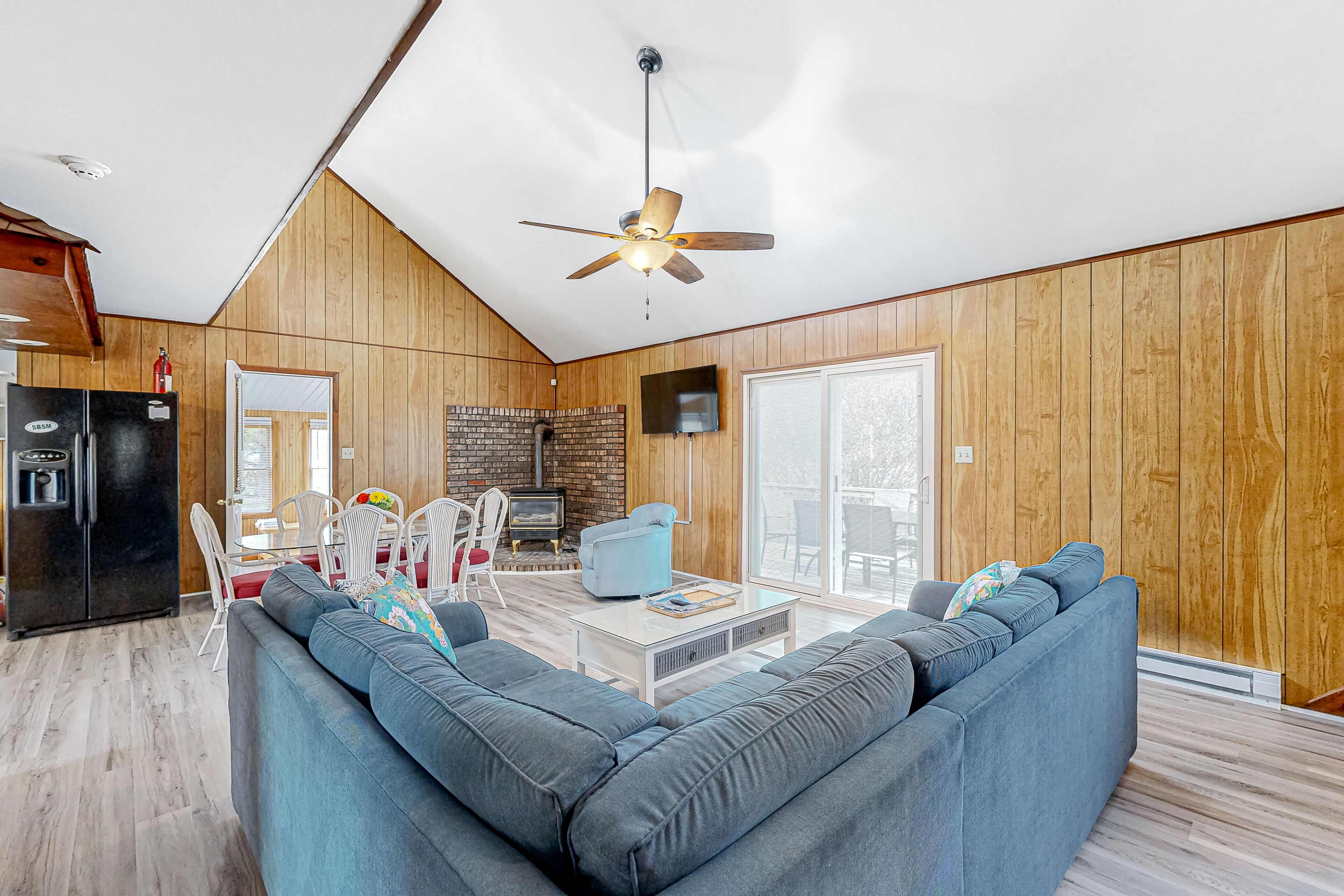 Serene stay with a large deck, wood stove, updated kitchen, washer/dryer, & AC