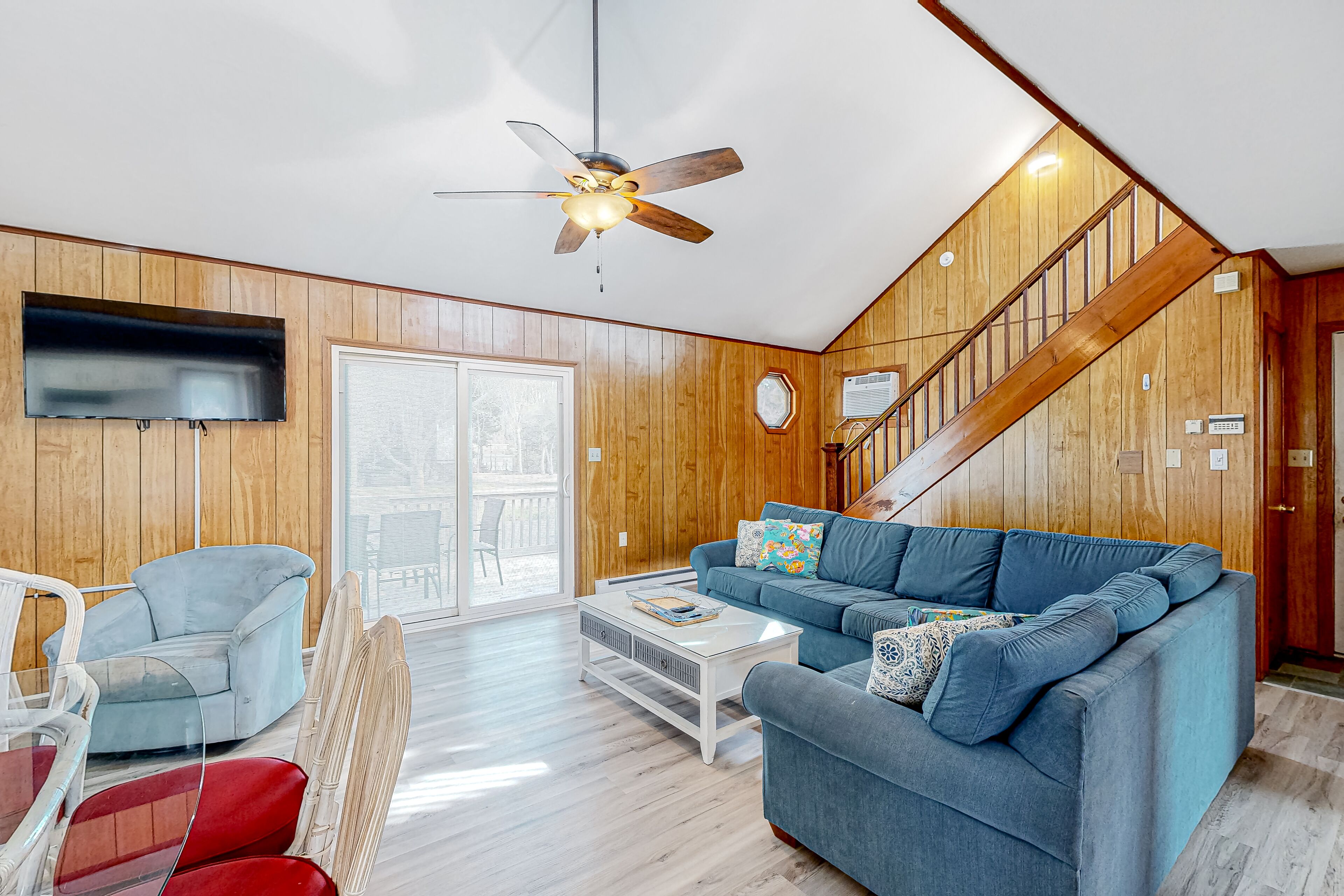 Serene stay with a large deck, wood stove, updated kitchen, washer/dryer, & AC