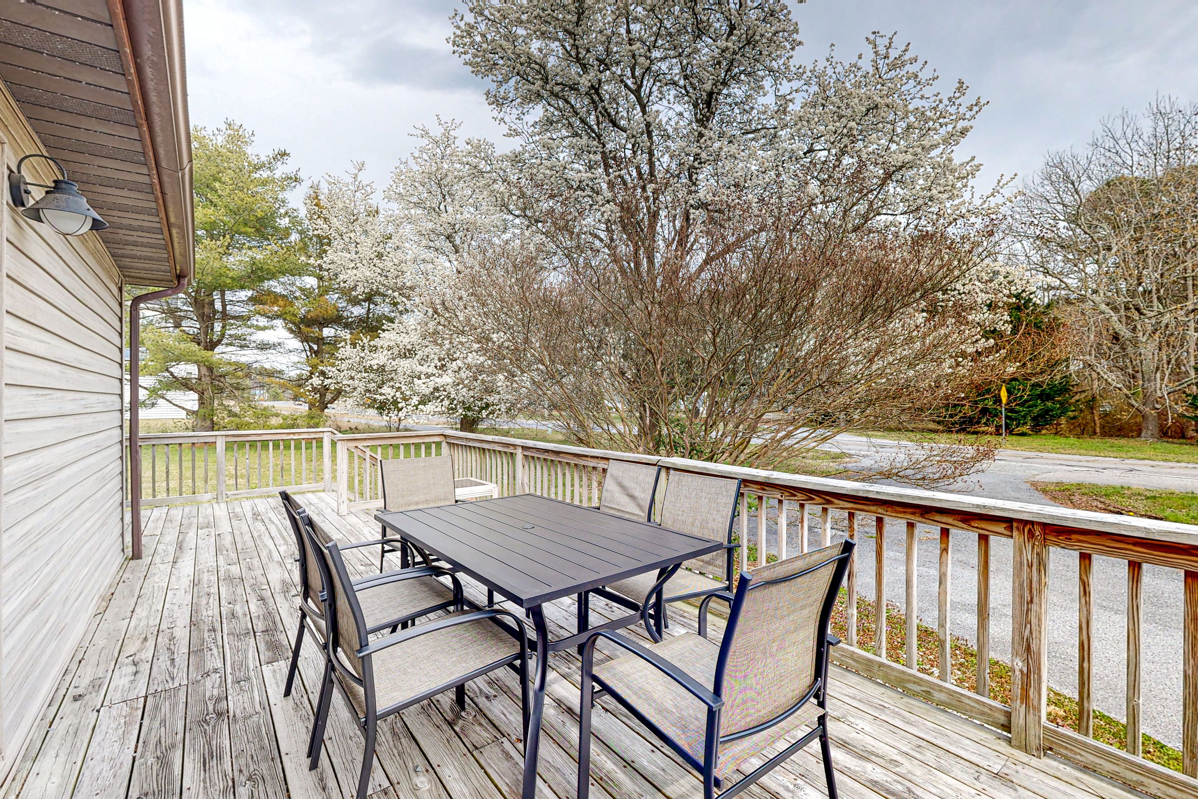 Serene stay with a large deck, wood stove, updated kitchen, washer/dryer, & AC