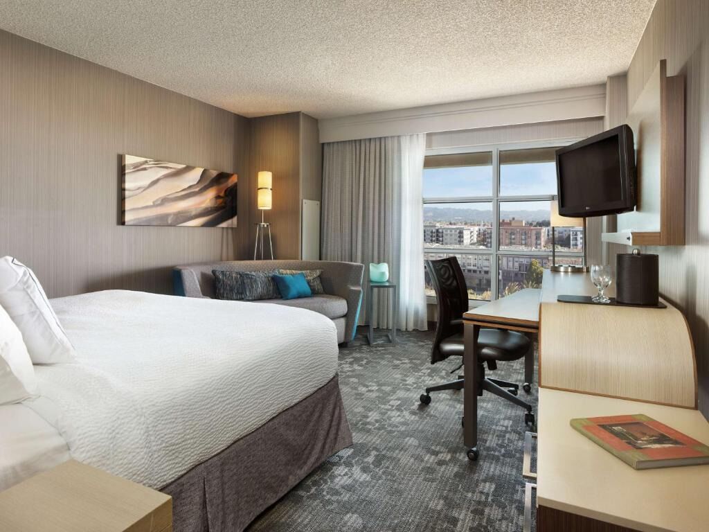 Revel in the Lap of Luxury! Heated Indoor Pool, Short Drive to Fox Theater!
