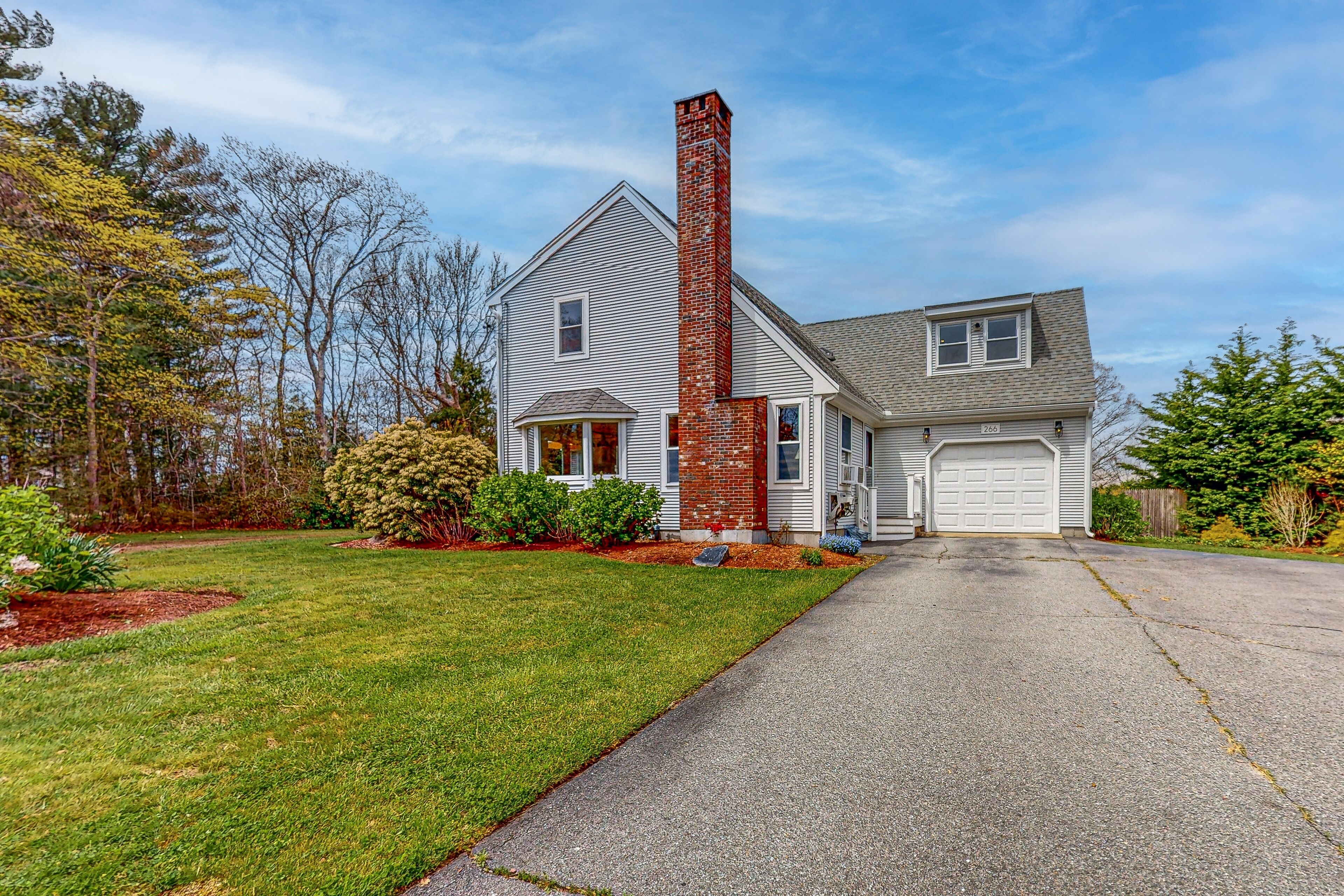 Charming family-friendly home with beach gear, deck, bikes, & kitchen