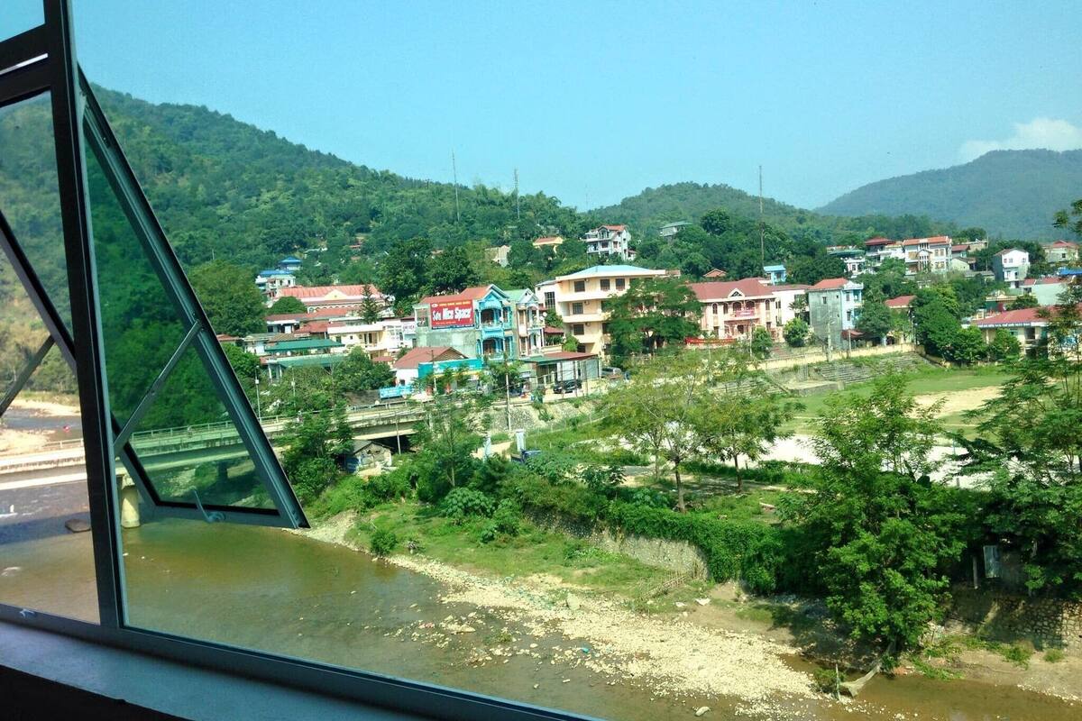 Vista de un pueblo con casas y un río.