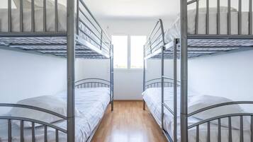3 habitaciones, tabla de planchar con plancha, internet y ropa de cama