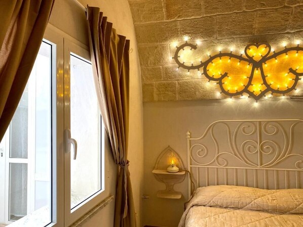 1 habitación, tabla de planchar con plancha, wifi gratis y ropa de cama