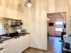 Refrigerador, horno, placa de cocina, cafetera/tetera