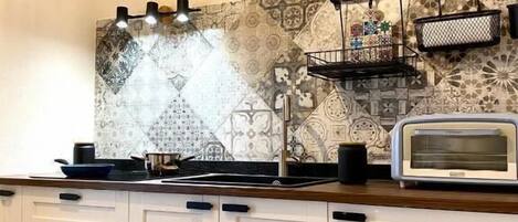 Réfrigérateur, four, plaque de cuisson, cafetière/bouilloire