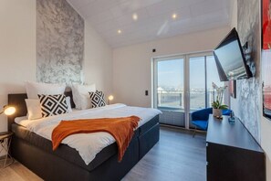 4 bedrooms, desk, free WiFi, bed sheets