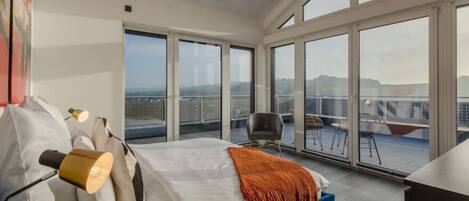 4 makuuhuonetta, työpöytä, ilmainen Wi-Fi, vuodevaatteet