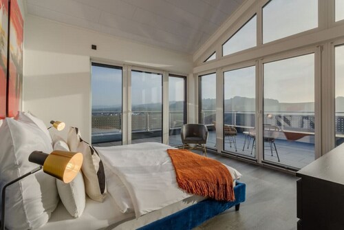 Modern Oasis w/ HotTub, View, Gym