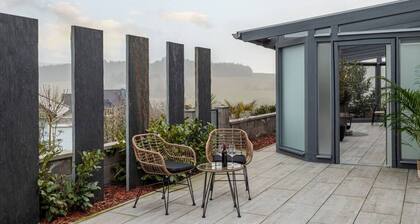 Modern Oasis w/ Hottub, View, Gym