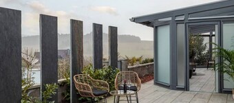 Modern Oasis w/ Hottub, View, Gym