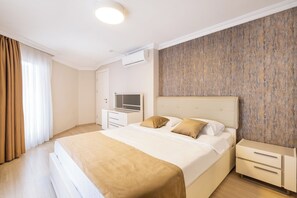 Hochwertige Bettwaren, Betten mit Memory-Foam-Matratzen, Minibar