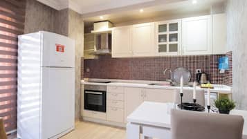 Economy Suite | Private kitchen | Dining tables