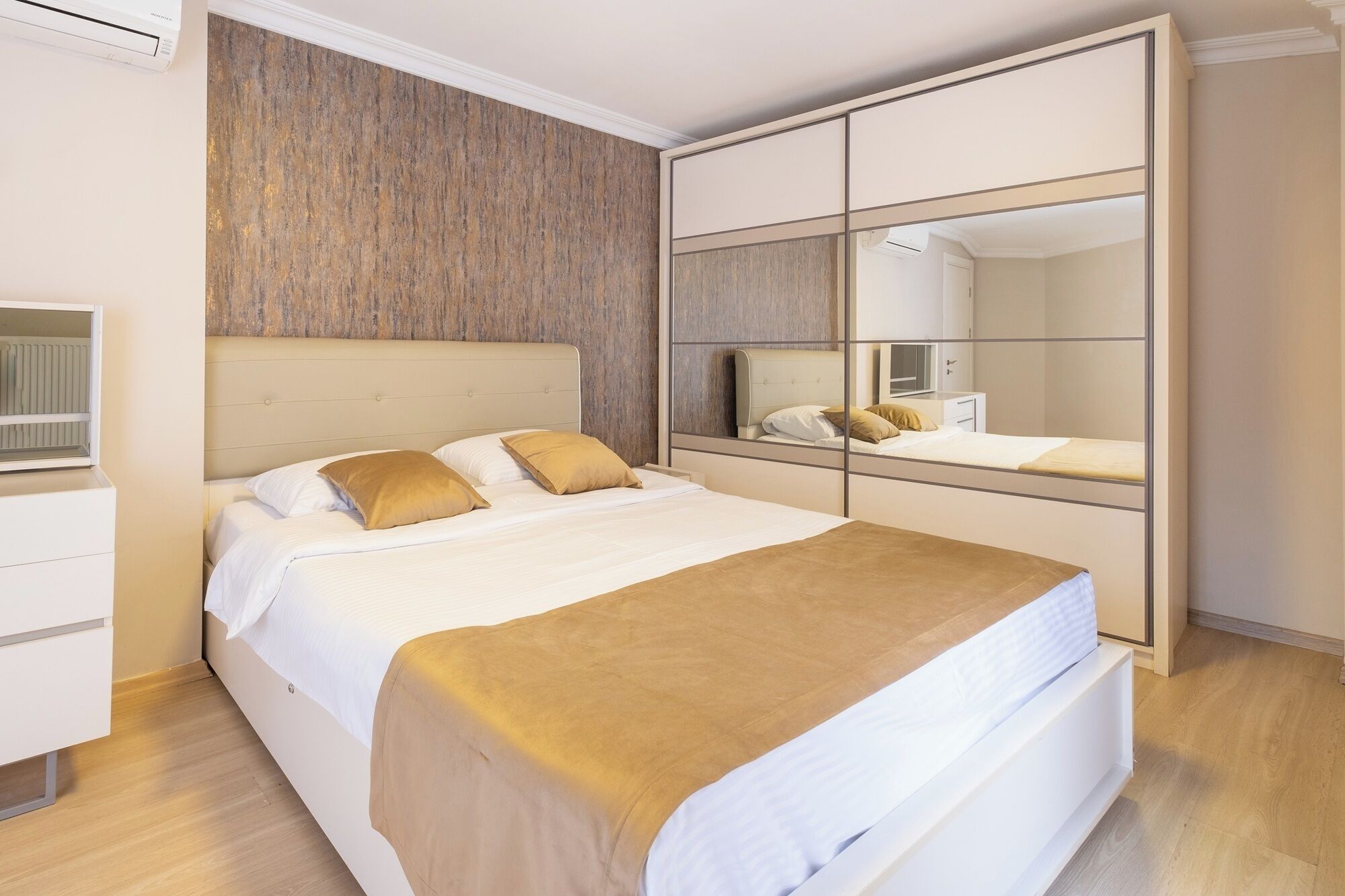 Ropa de cama de alta calidad, colchones con efecto memoria y minibar 