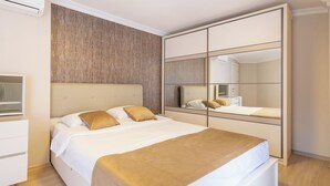 A bedroom with a bed, a wardrobe, a mirror, and a window. - The Canka Hotel Residance Istanbul (Istanbul)