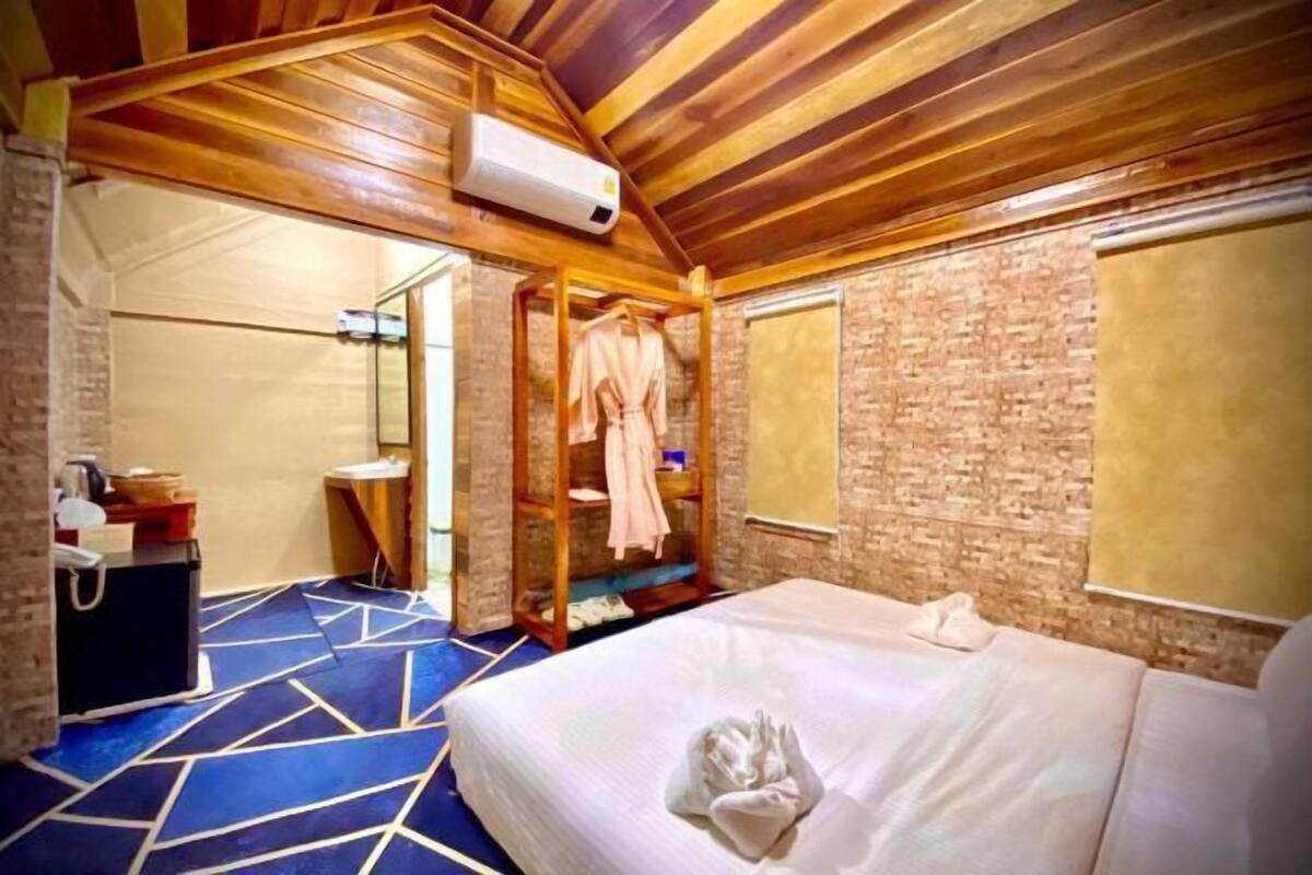 1 bedroom, premium bedding, desk, free WiFi