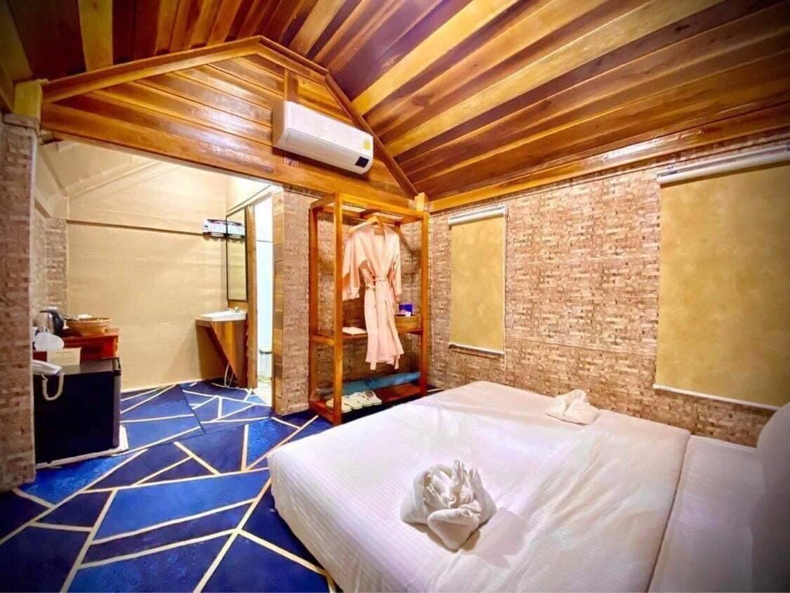Premium bedding, desk, free WiFi, bed sheets