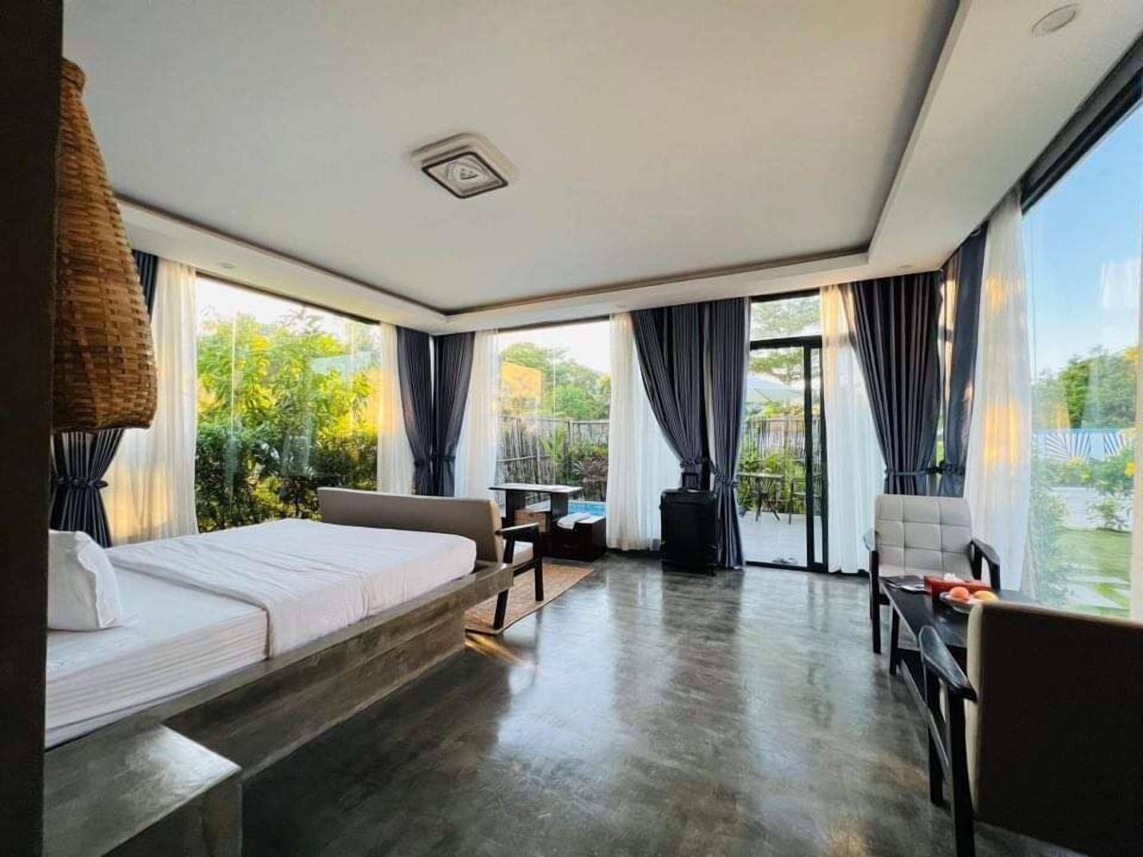 Premium bedding, desk, free WiFi, bed sheets