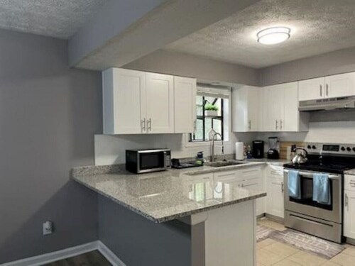 Stone Mountain Delight, Smart TVs in Every Room, Pool Table, Desk and Backyard!