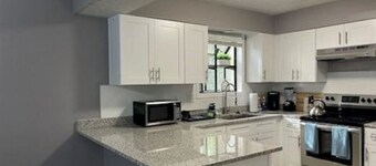 Stone Mountain Delight, Smart TVs in Every Room, Pool Table, Desk and Backyard!