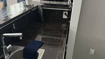 Refrigerador, microondas, parrilla de estufa y cafetera y tetera